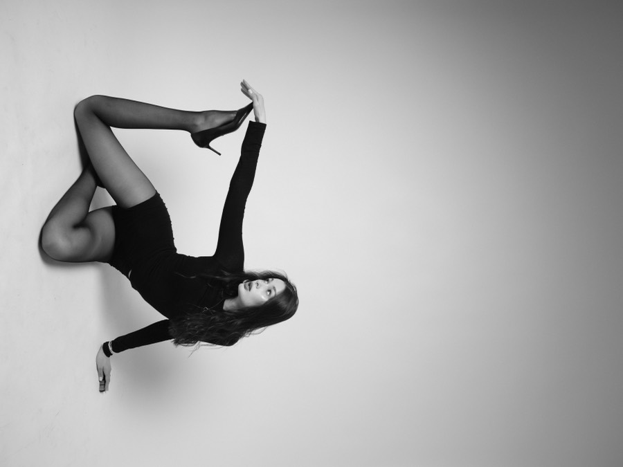 Černobílý portrét ženy ve studiu Magic Mirror