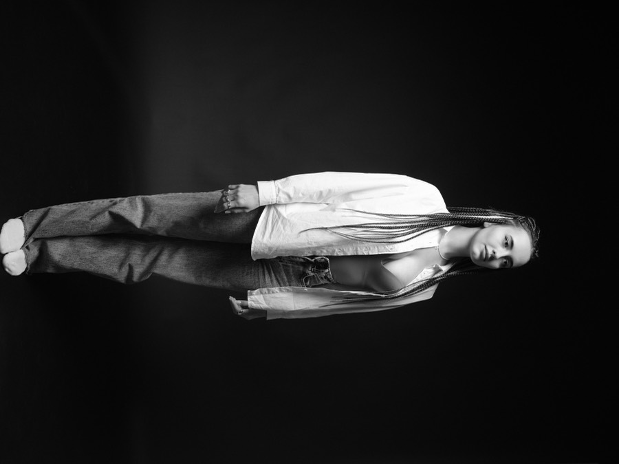 Autoportrét na světlém pozadí ve studiu Magic Mirror