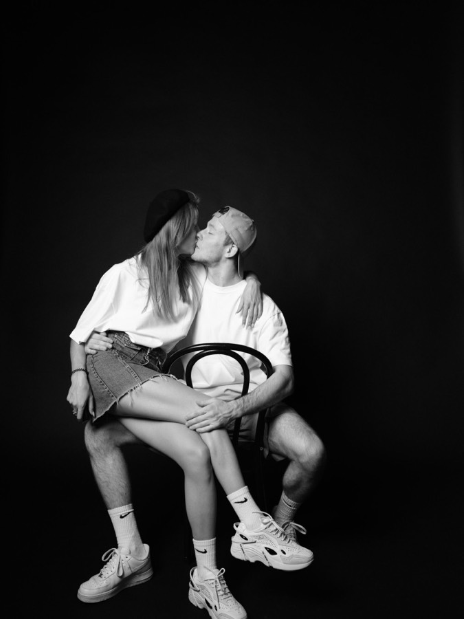 Portrét postavy v bílé košili ve studiu Magic Mirror