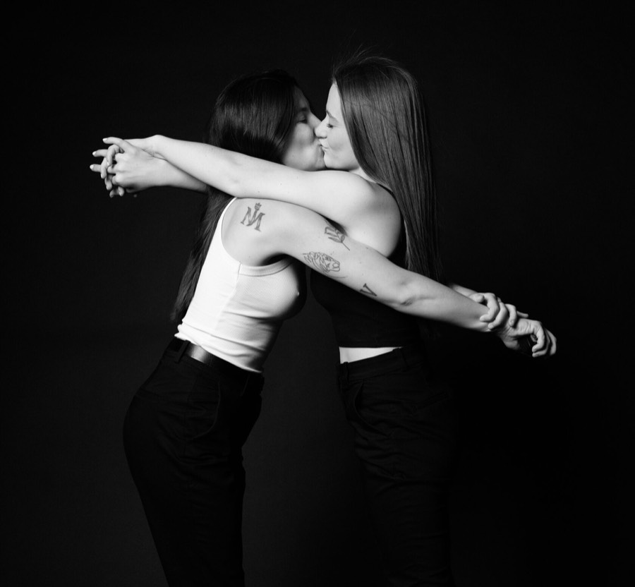 Dvojportrét žen v černobílém provedení