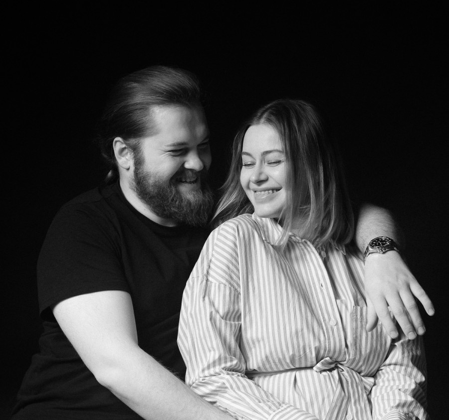 Párový portrét s úsměvem ve studiu Magic Mirror