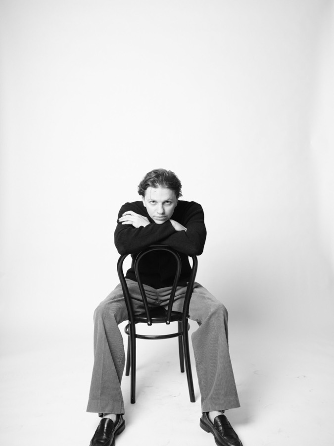 Ateliérový portrét ženy v tmavém stylingu